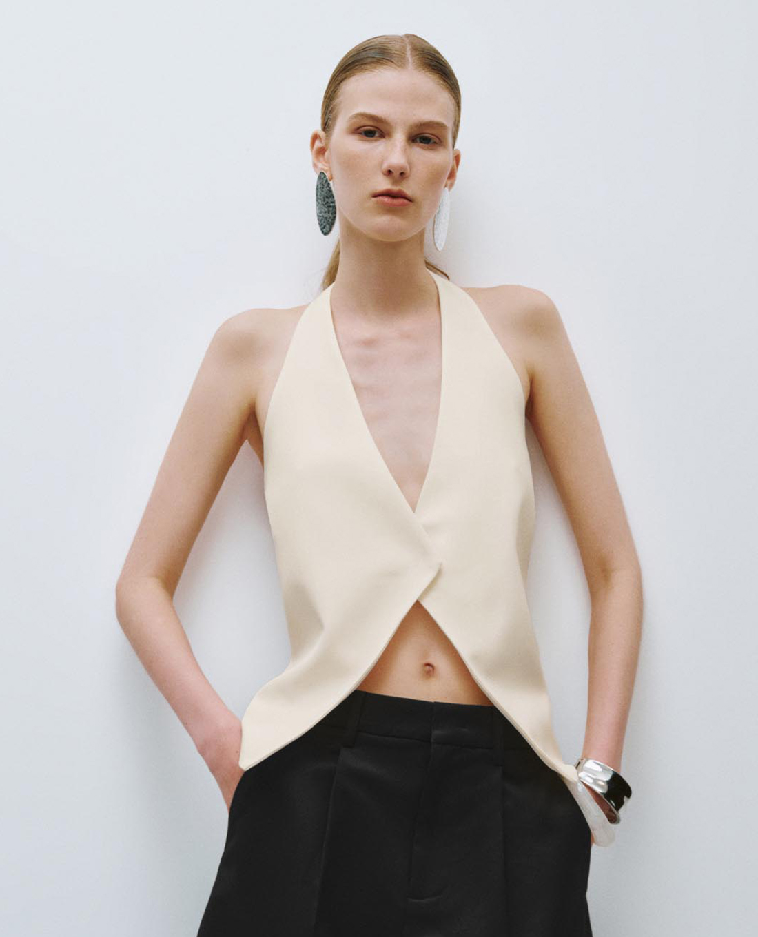 URBAN REVIVO - Áo kiểu nữ cổ yếm thời thượng