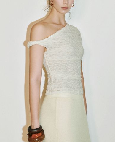  URBAN REVIVO - Áo trễ vai nữ họa tiết ren phom ôm 