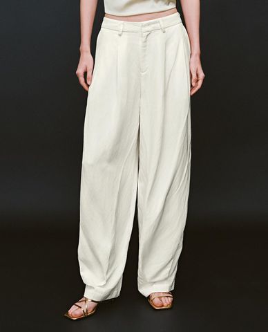  URBAN REVIVO - Quần nữ ống rộng xếp ly hiện đại 