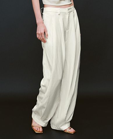  URBAN REVIVO - Quần nữ ống rộng xếp ly hiện đại 