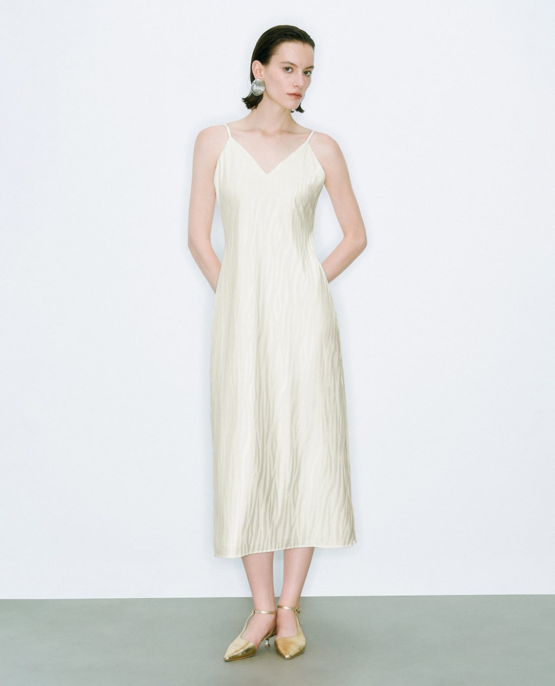 URBAN REVIVO - Đầm hai dây midi cổ V chiết eo