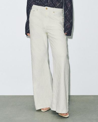  URBAN REVIVO - Quần jeans nữ ống loe họa tiết nổi 