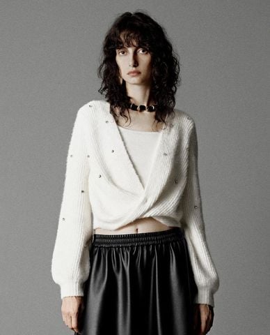  URBAN REVIVO - Áo dệt kim nữ cổ V tay dài đính đá 