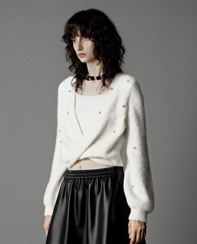  URBAN REVIVO - Áo dệt kim nữ cổ V tay dài đính đá 