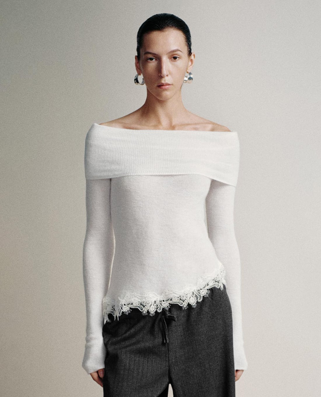 URBAN REVIVO - Áo dệt kim nữ trễ vai tay dài phối ren