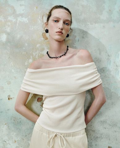  URBAN REVIVO - Áo trễ vai nữ phom ôm nữ tính 