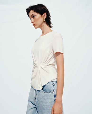  URBAN REVIVO - Áo kiểu nữ cổ tròn tay ngắn xếp nếp 