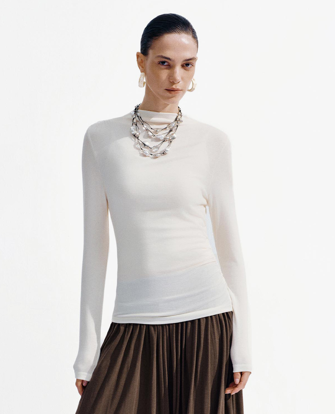 URBAN REVIVO - Áo kiểu nữ cổ cao tay dài phom ôm