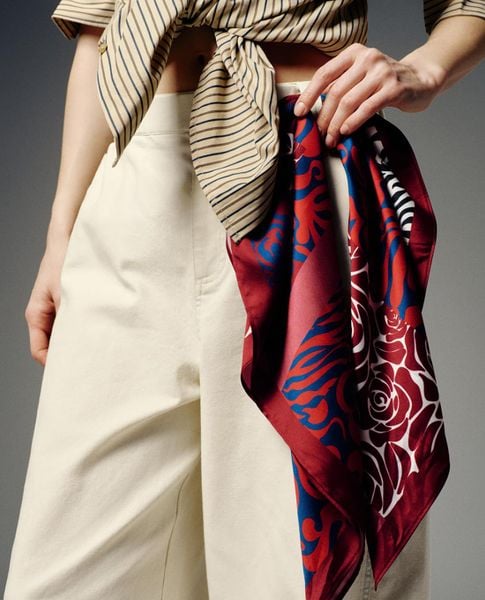 Quà sinh nhật cho vợ - Khăn lụa hoặc khăn choàng nhẹ