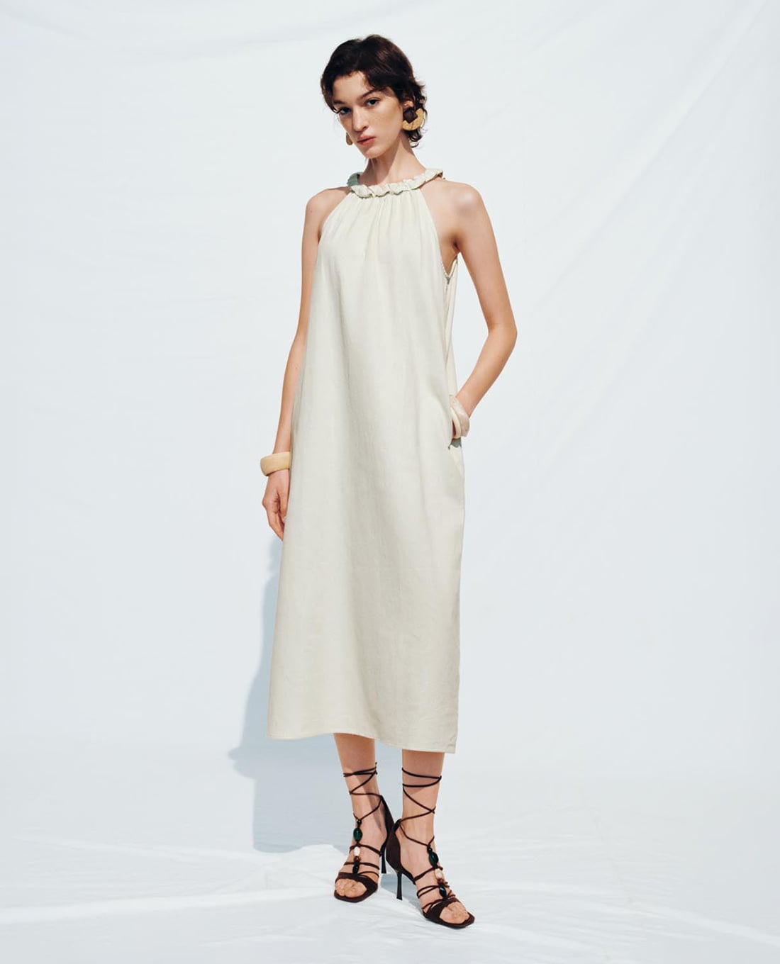 URBAN REVIVO - Đầm sát nách midi cổ yếm phom suông