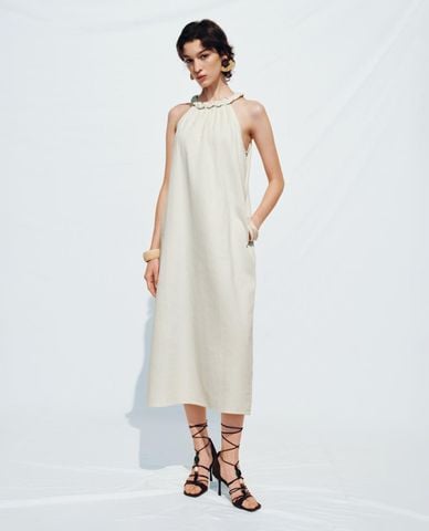  URBAN REVIVO - Đầm sát nách midi cổ yếm phom suông 