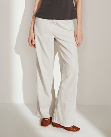  URBAN REVIVO - Quần jeans nữ ống rộng trẻ trung 