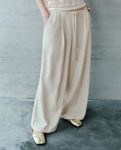  URBAN REVIVO - Quần jeans nữ ống rộng lưng thun thắt dây 