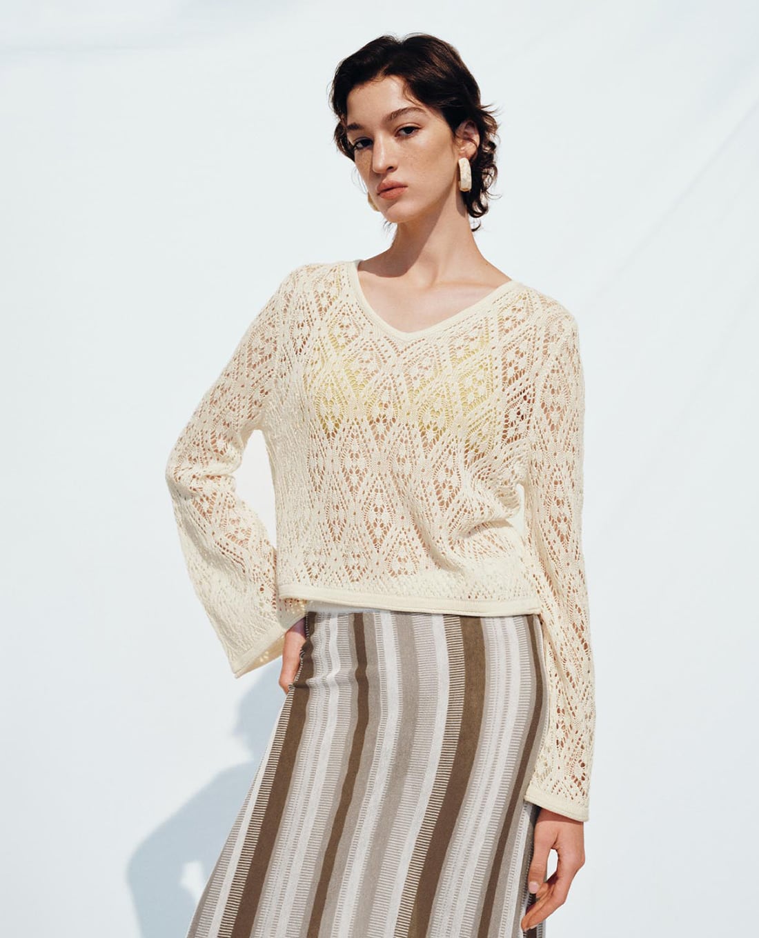 URBAN REVIVO - Áo dệt kim nữ cổ V tay dài phom croptop