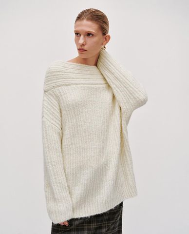  URBAN REVIVO - Áo dệt kim nữ cổ thuyền tay dài phom rộng 