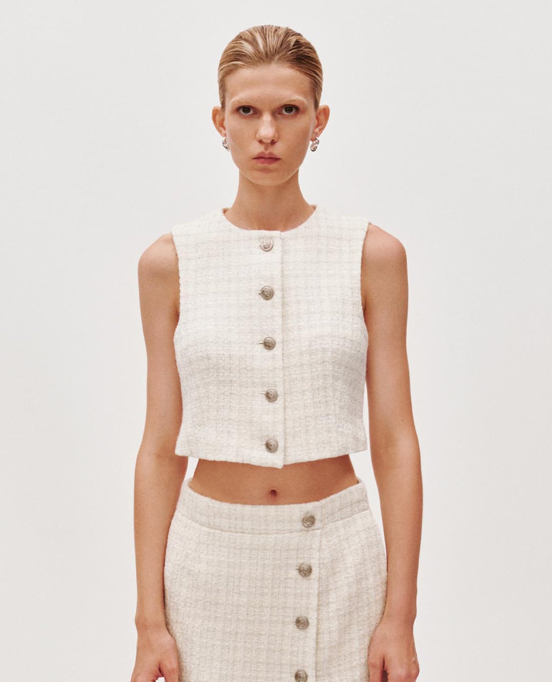 URBAN REVIVO - Áo khoác tweed nữ sát nách phom croptop