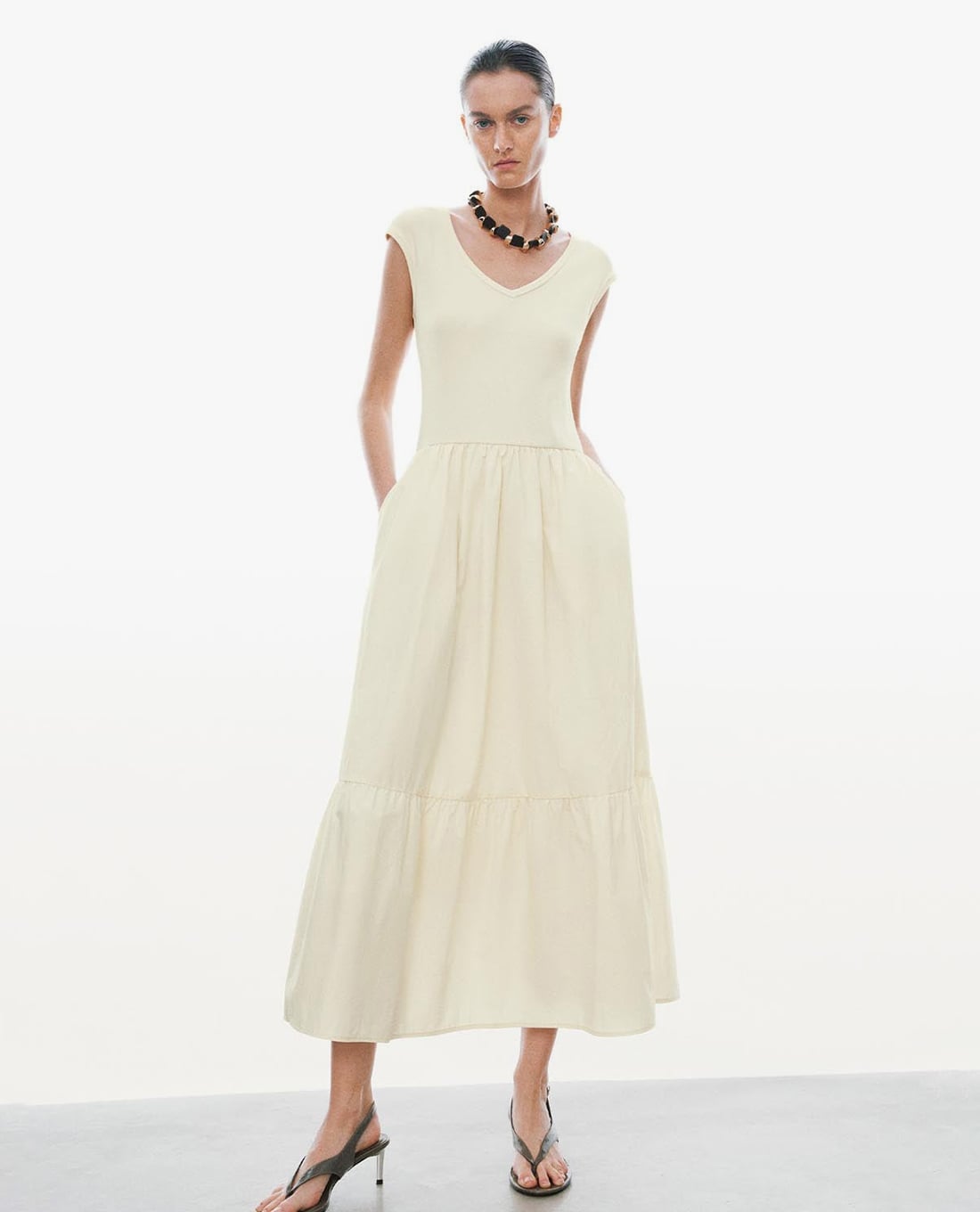 URBAN REVIVO - Đầm xếp tầng midi cổ V dáng xoè