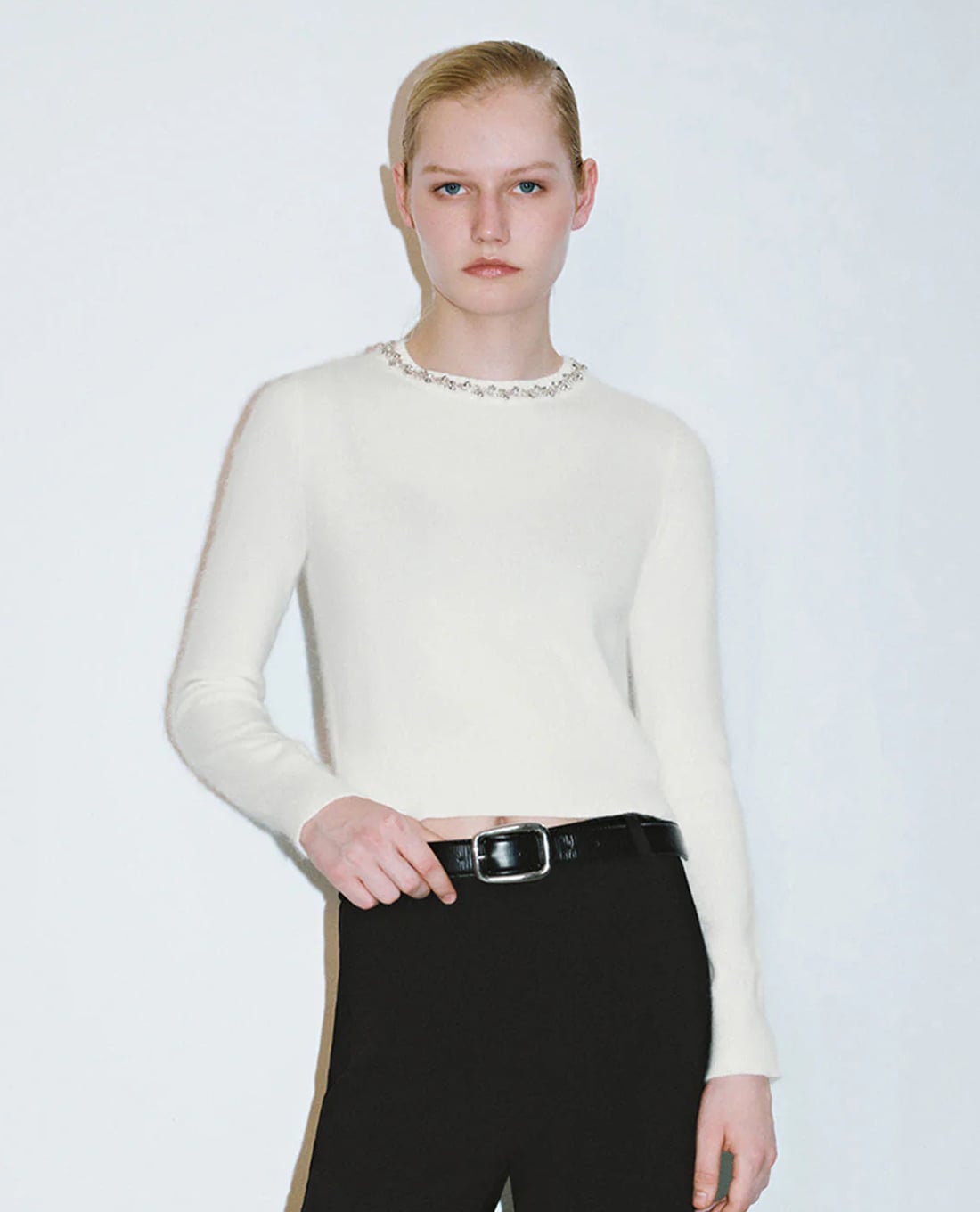 URBAN REVIVO - Áo dệt kim nữ cổ tròn tay dài đính đá