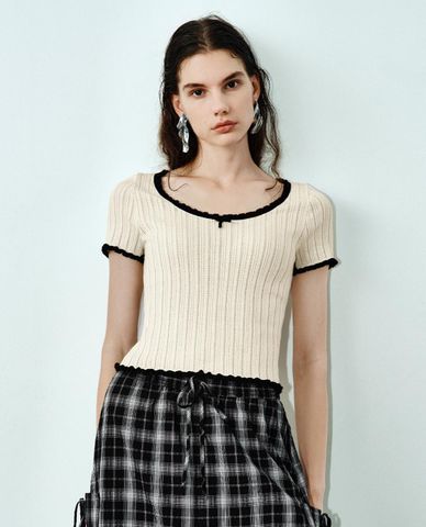  URBAN REVIVO - Áo dệt kim nữ cổ vuông tay ngắn phối viền 