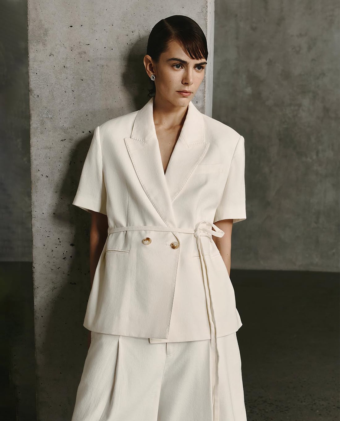 URBAN REVIVO - Áo khoác blazer nữ cổ ve tay ngắn thắt nơ