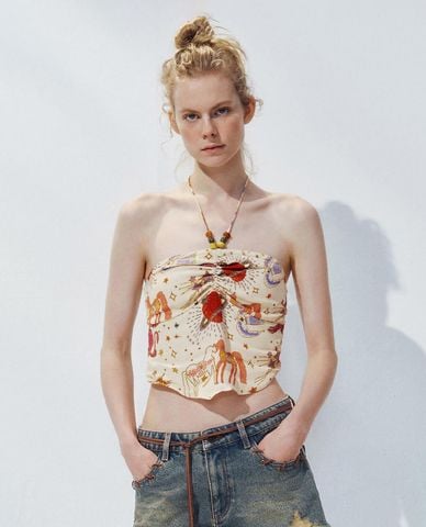  URBAN REVIVO - Áo croptop nữ cổ yếm phối họa tiết đính hạt 