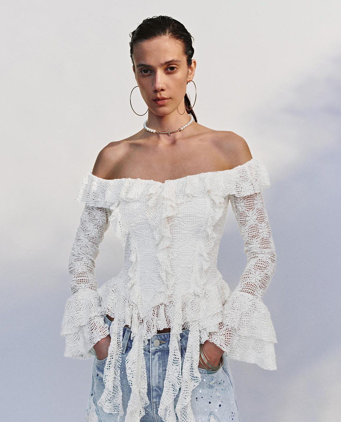 URBAN REVIVO - Áo trễ vai nữ tay dài phối ren Ruffle