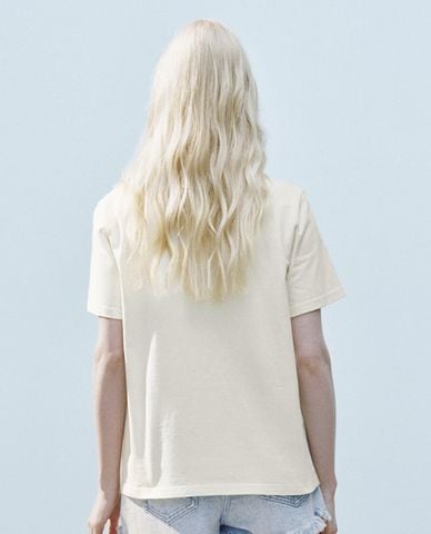  URBAN REVIVO - Áo thun nữ cổ tròn tay ngắn in họa tiết 