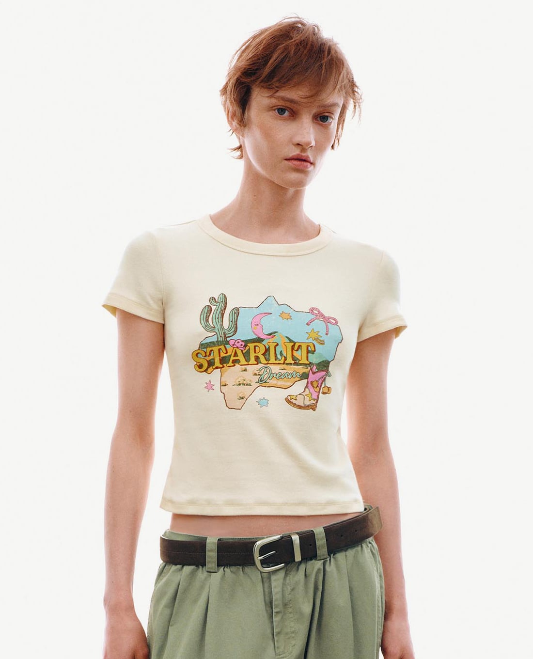 URBAN REVIVO - Áo croptop nữ cổ tròn tay ngắn in họa tiết