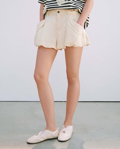  URBAN REVIVO - Quần short ngắn nữ dáng quả bí phối túi 