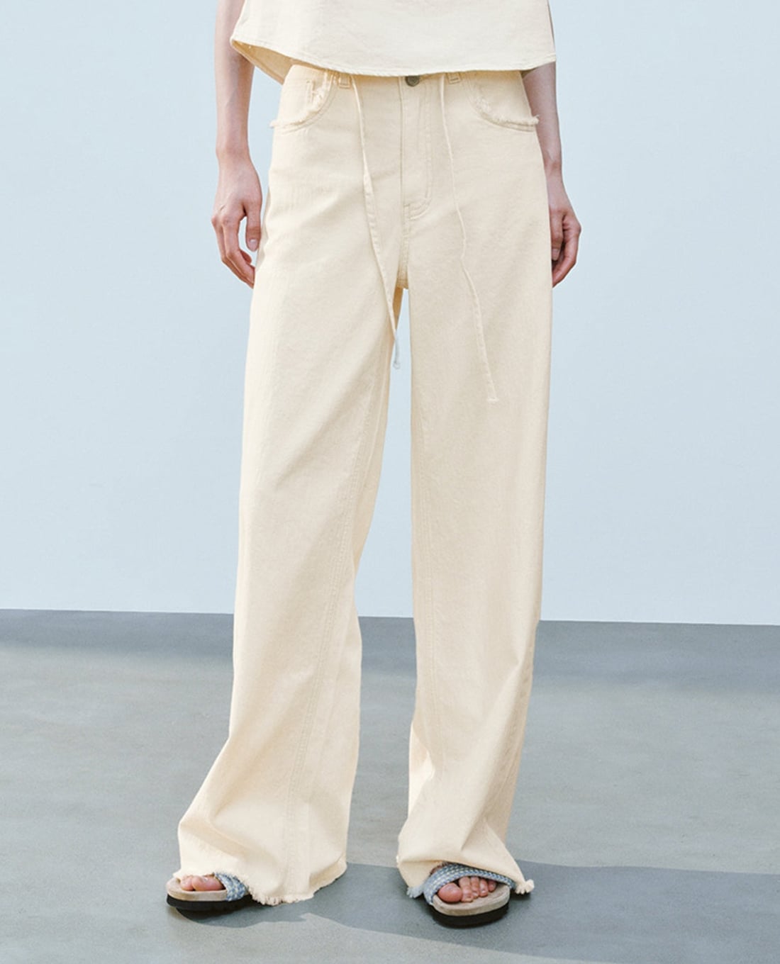 URBAN REVIVO - Quần jeans nữ ống rộng phối dây rút