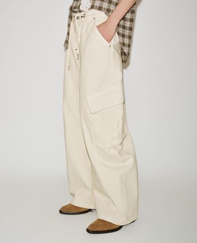  URBAN REVIVO - Quần jeans nữ ống rộng dây rút phối túi hộp 