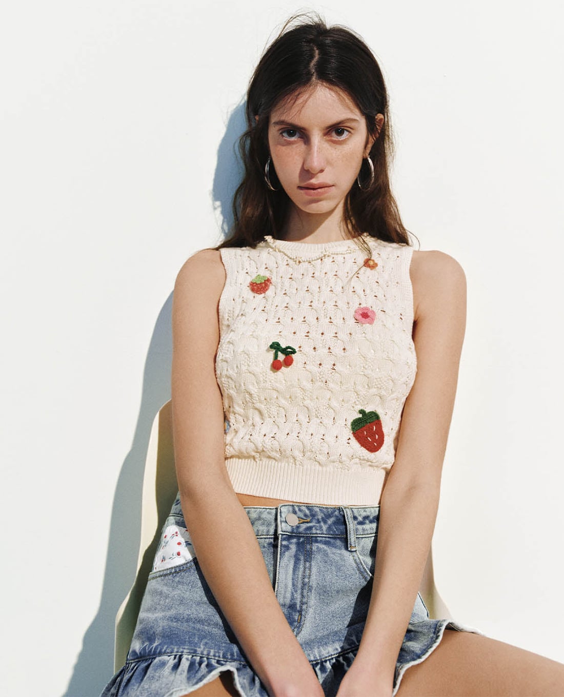 URBAN REVIVO - Áo dệt kim nữ cổ tròn sát nách thêu họa tiết