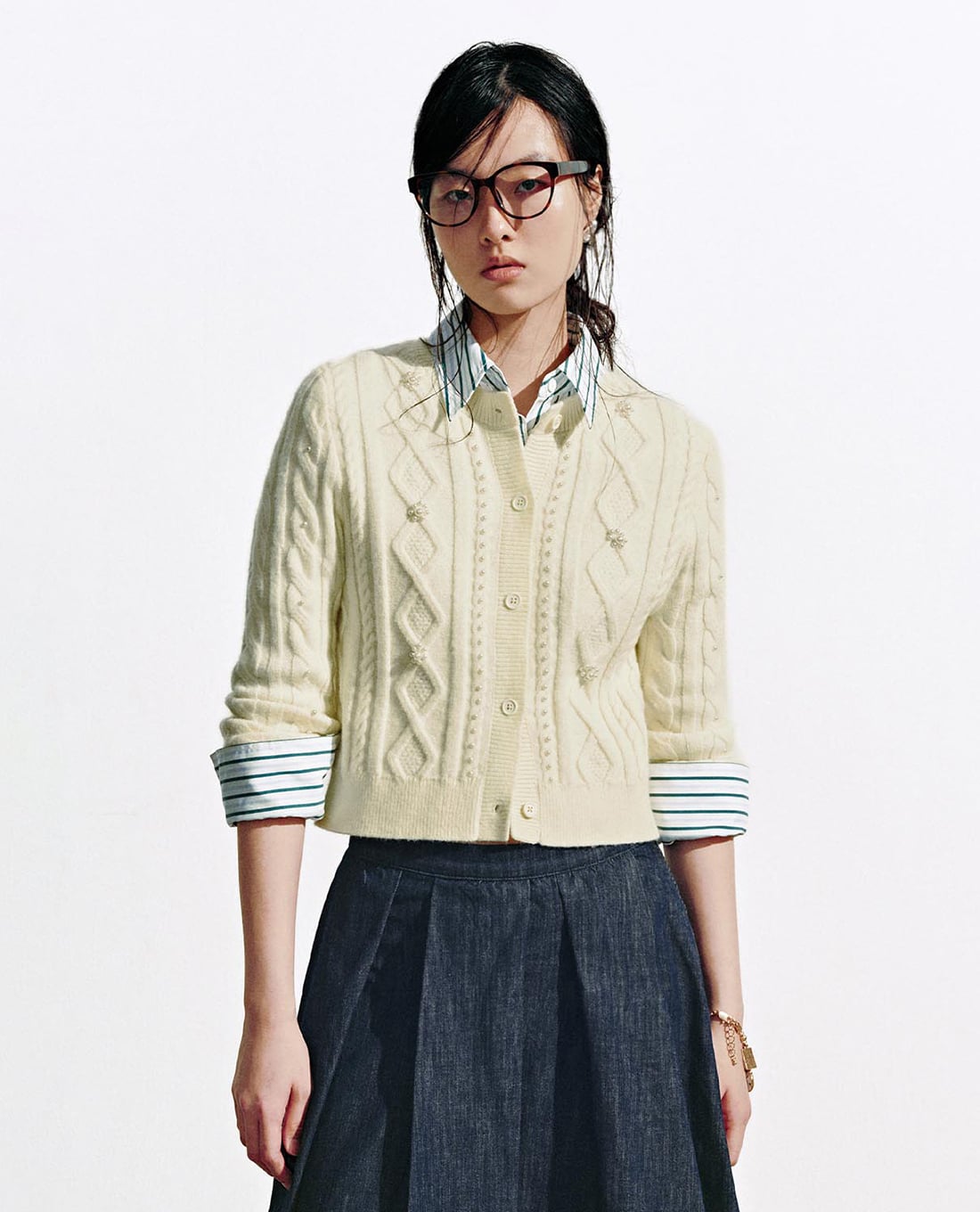 URBAN REVIVO - Áo khoác cardigan nữ cổ tròn đính ngọc trai