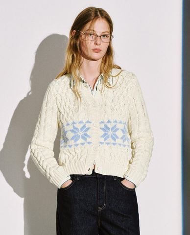  URBAN REVIVO - Áo khoác cardigan nữ họa tiết hoa tuyết 