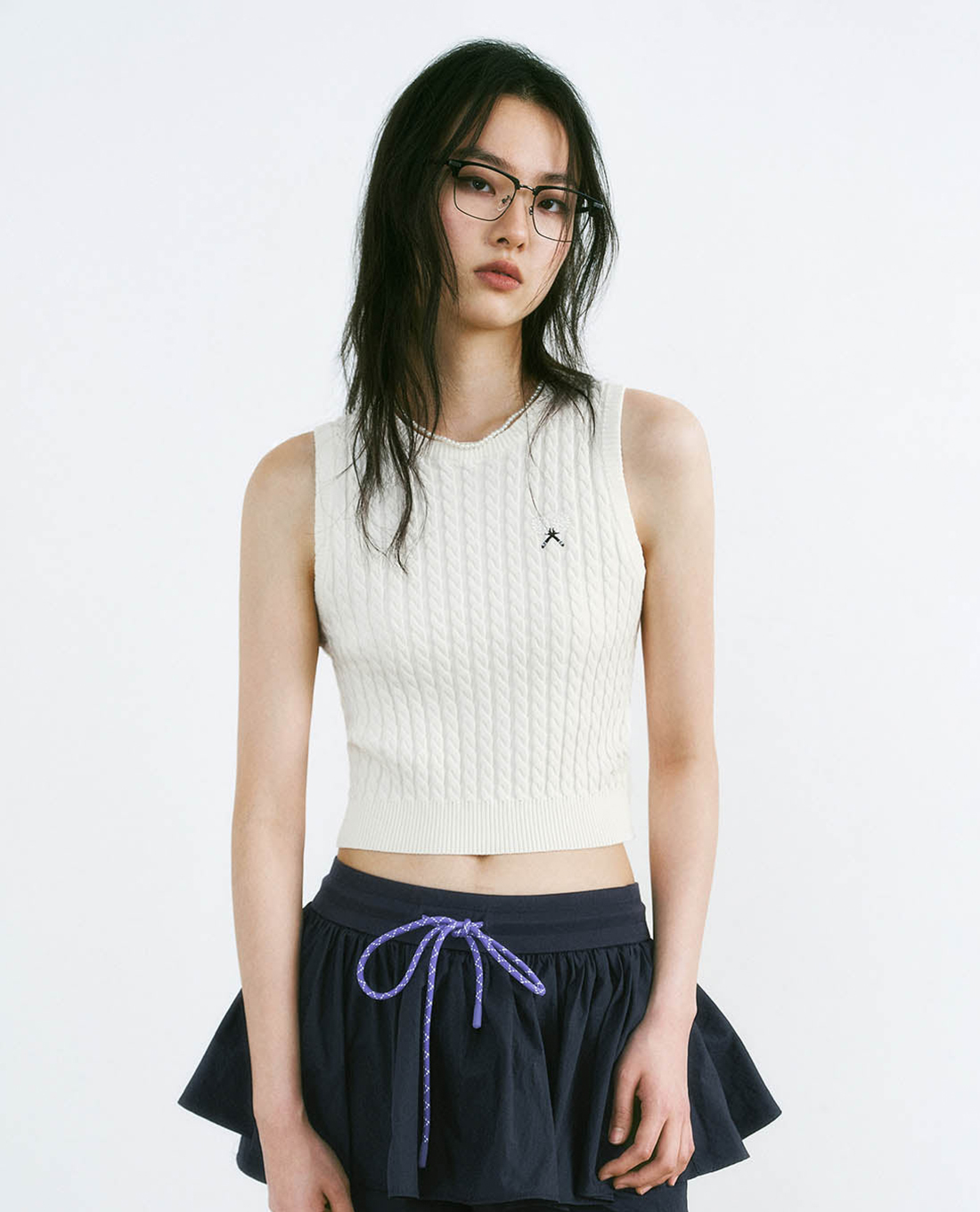 URBAN REVIVO - Áo dệt kim nữ cổ tròn sát nách thêu họa tiết