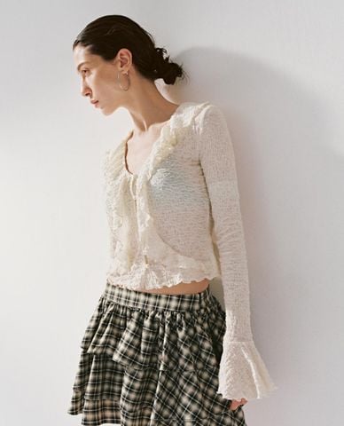  URBAN REVIVO - Áo kiểu nữ cổ V tay dài phối bèo nhún 