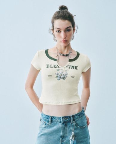 URBAN REVIVO - Áo croptop nữ cổ V tay ngắn phom ôm 