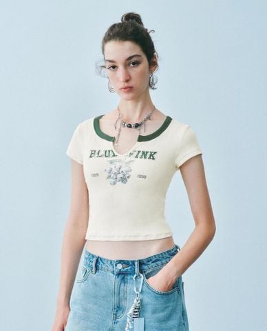  URBAN REVIVO - Áo croptop nữ cổ V tay ngắn phom ôm 