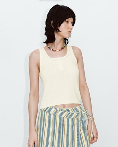  URBAN REVIVO - Áo dệt kim nữ cổ tròn sát nách phối nút 