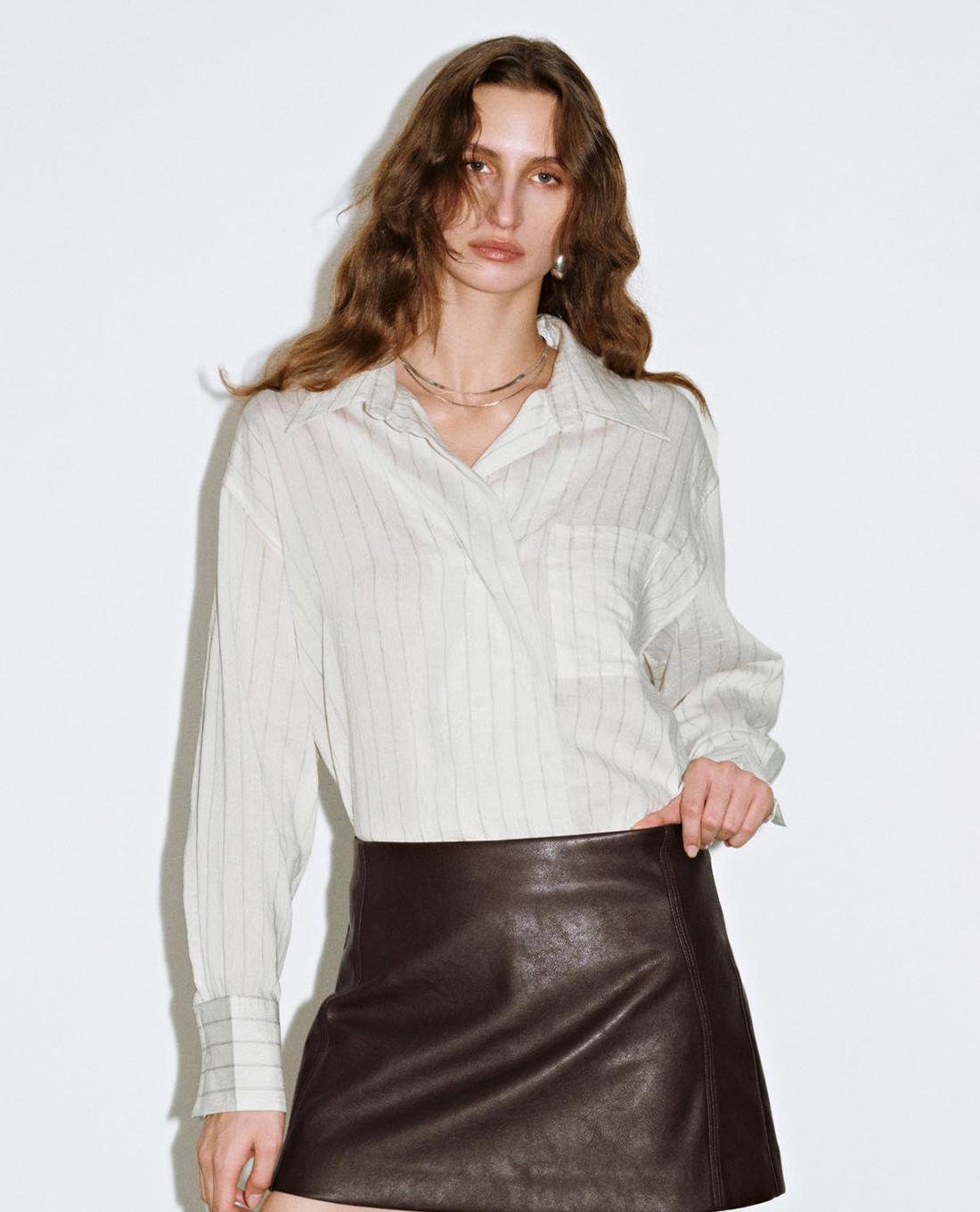 URBAN REVIVO - Áo sơ mi nữ cổ bẻ tay dài kẻ sọc