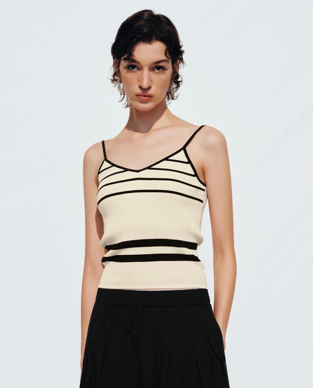 URBAN REVIVO - Áo hai dây nữ dệt kim cổ V kẻ sọc