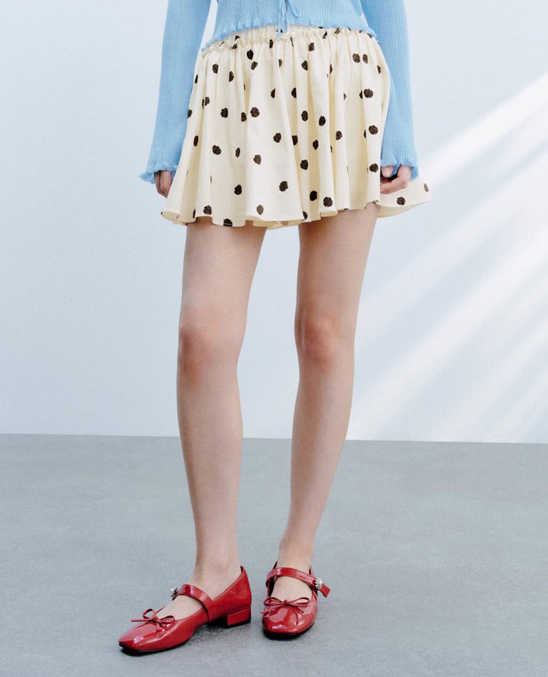 URBAN REVIVO - Chân váy chữ A mini chấm bi