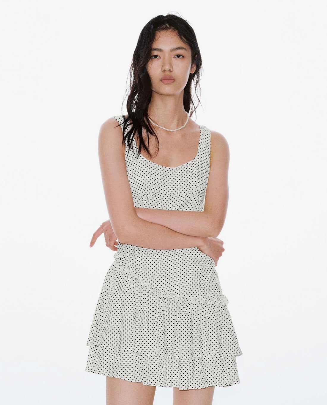 URBAN REVIVO - Đầm sát nách mini chấm bi xếp tầng