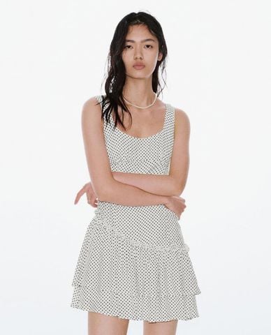  URBAN REVIVO - Đầm sát nách mini chấm bi xếp tầng 
