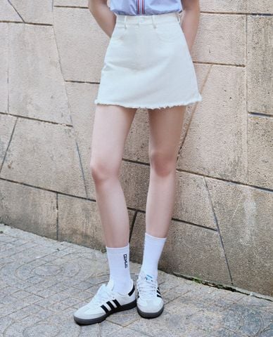  DEZUS - Chân váy denim mini viền tua gấu Raky 