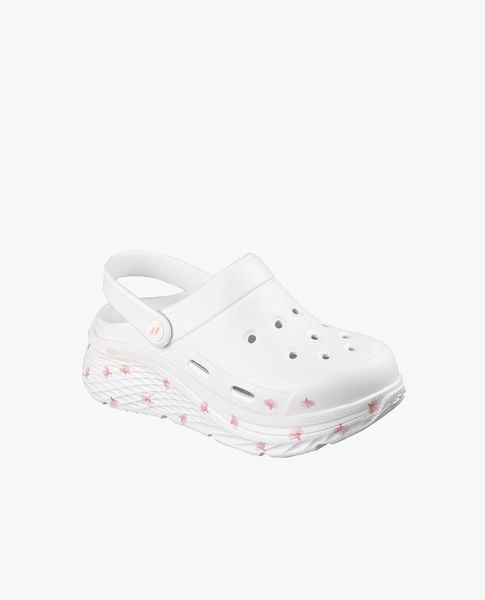 Giày clog hoặc dép sục phom rộng hợp outfit casual và du lịch