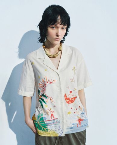  URBAN REVIVO - Áo sơ mi nữ tay ngắn in hình nghệ thuật 