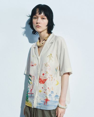  URBAN REVIVO - Áo sơ mi nữ tay ngắn in hình nghệ thuật 