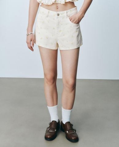  URBAN REVIVO - Quần short jeans nữ phối hoa nhí 