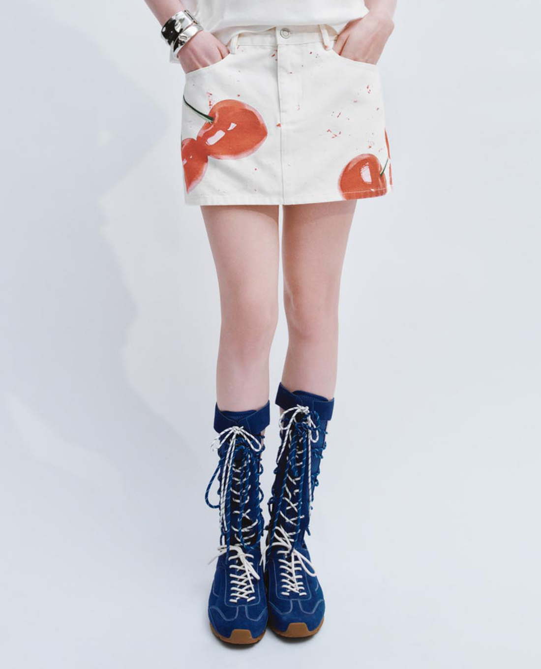 URBAN REVIVO - Chân váy denim mini họa tiết cherry